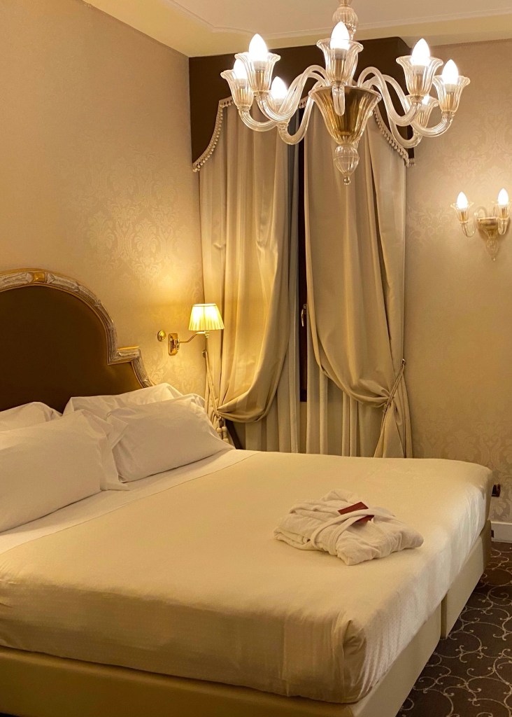 Værelset på hotel Maison Venezia UNA Esperienze i Venedig, Italien.