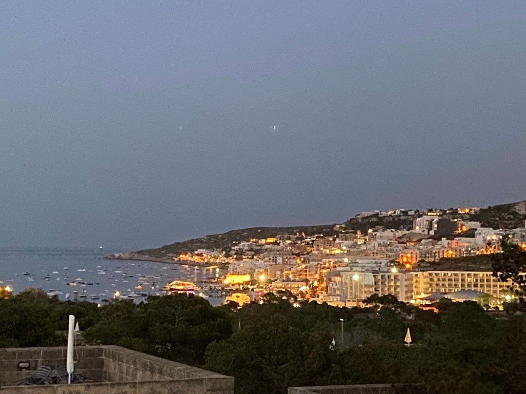 Udsigten over byen fra vores tagterasse i Mellieha, Malta.