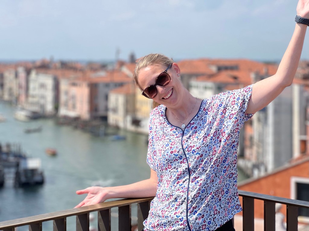 Betina med udsigt over Canal Grande i Venedig, Italien.