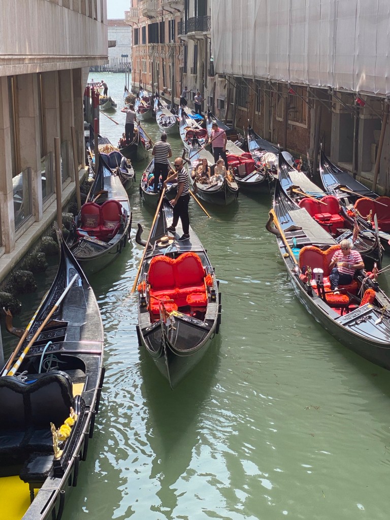 Myldretid på kanalen i Venedig, Italien.