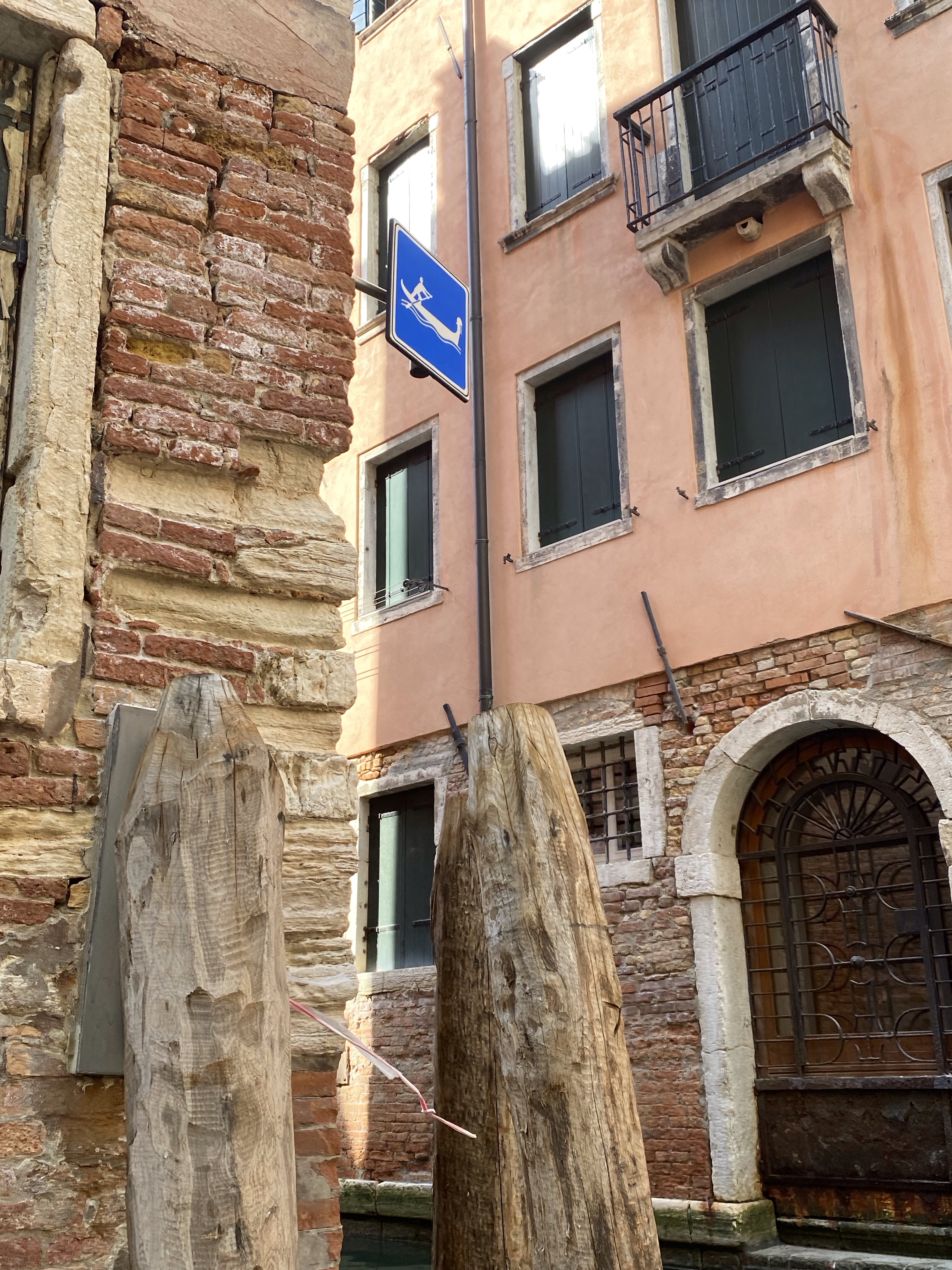 Pas på Gondoler på kalalen i Venedig, Italien.