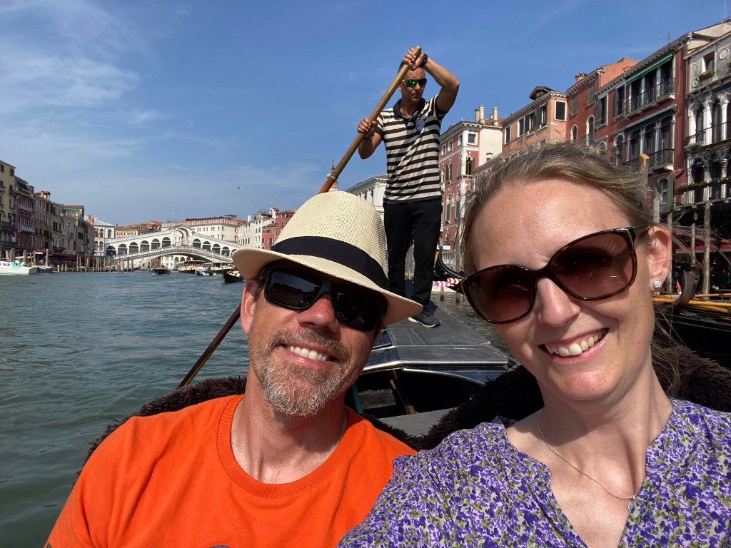Torben og Betina på gondoltur på Canal Grande med Rialto broen i baggrunden i Venedig, Italien