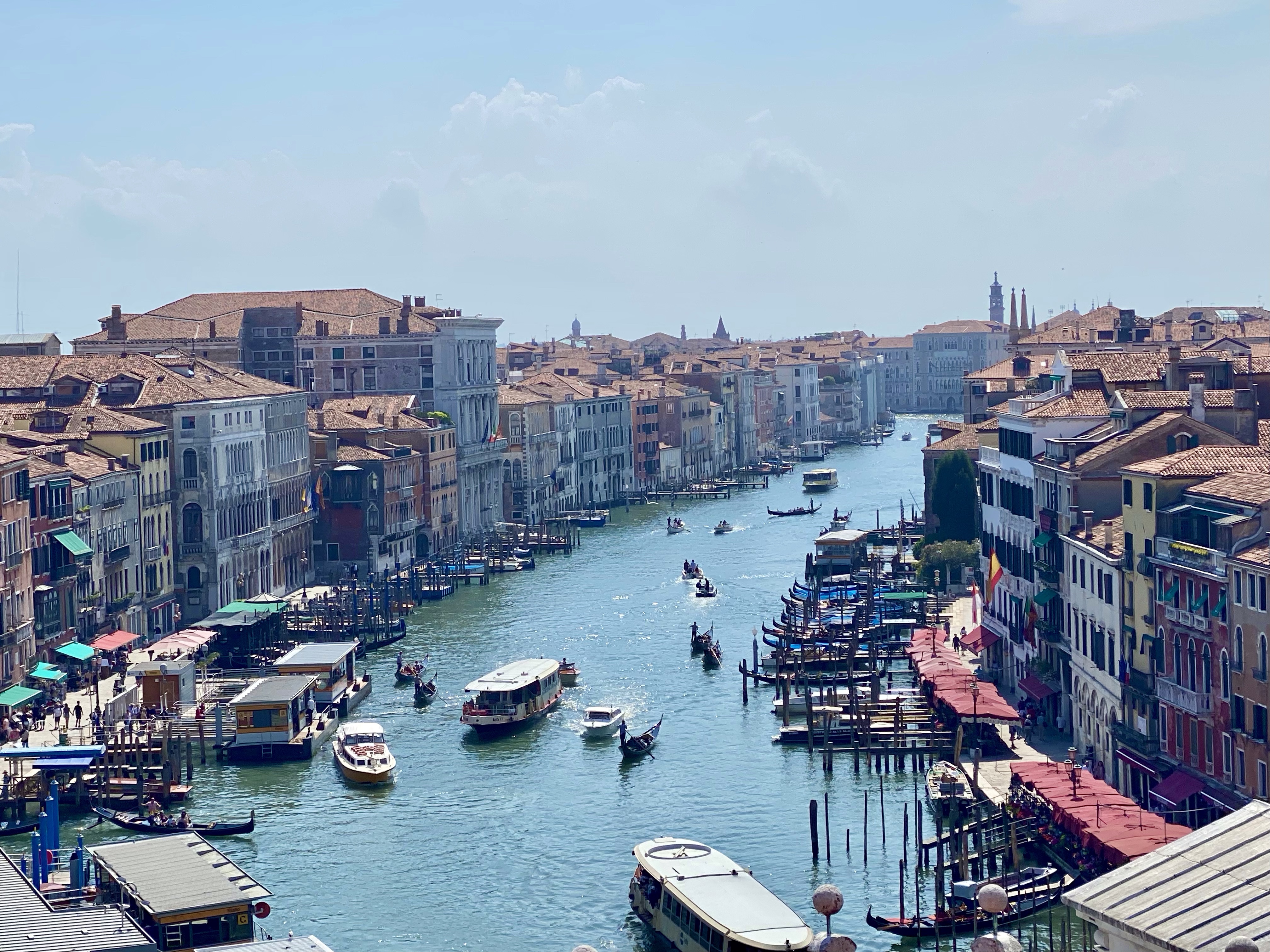Tagterrasse med fantastisk udsigt over Canal Grande og Rialtobroen i indkøbscenter Fondaco dei Tedeschi.