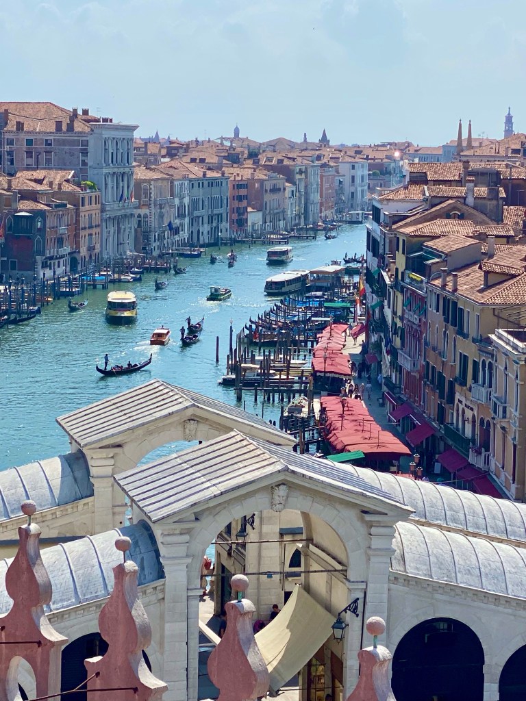 Udsigt over Rialtobroen og Canal Grande i Venedig, Italien.