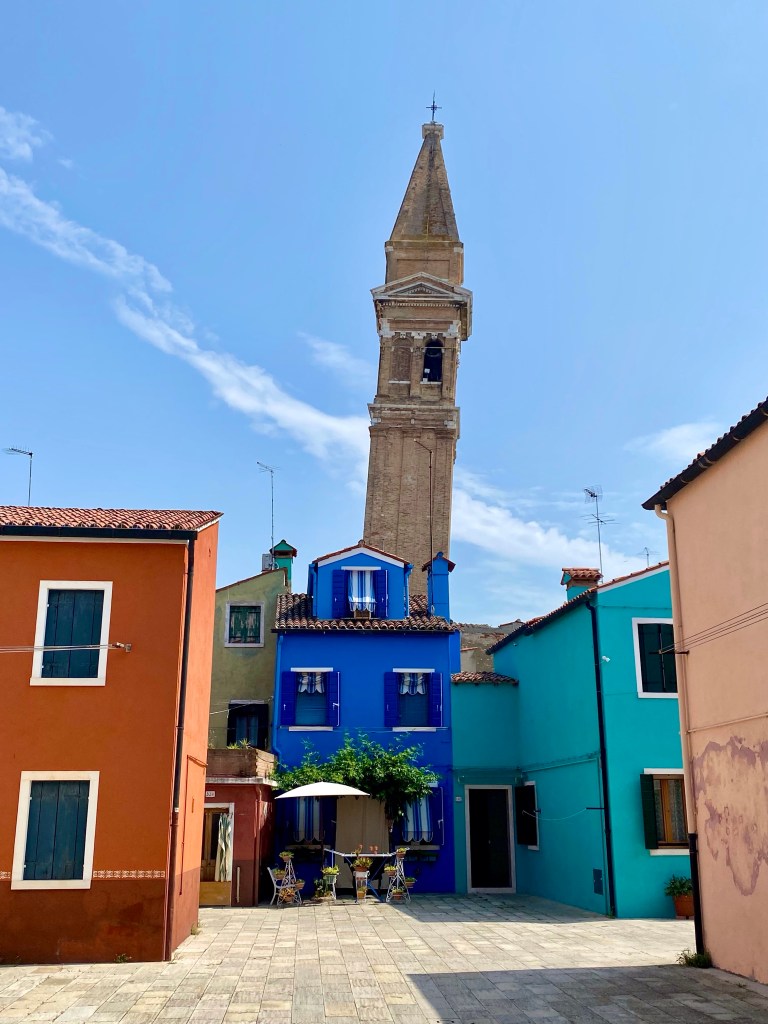 Er det mon et krav at alle tårne i Italien skal være skæve? Kirketårnet på Burano er i hvert fald.