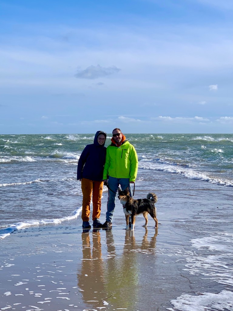 Torben, Betina og Milla på Grenen i Skagen.