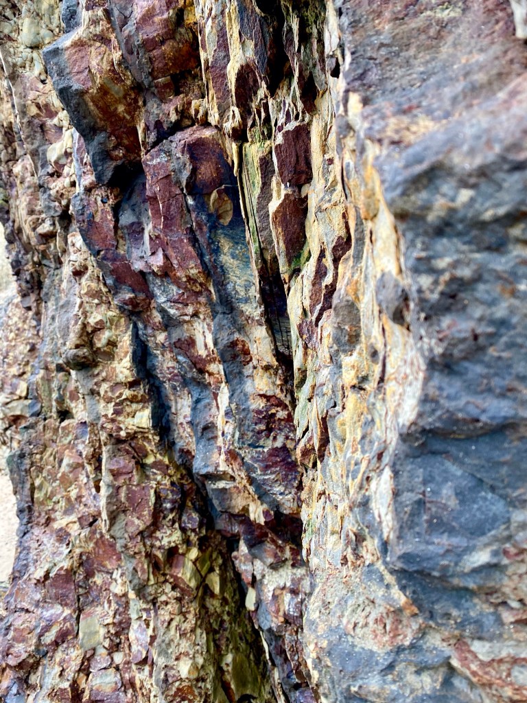 Man kan tydeligt se lagene af moler og aske.